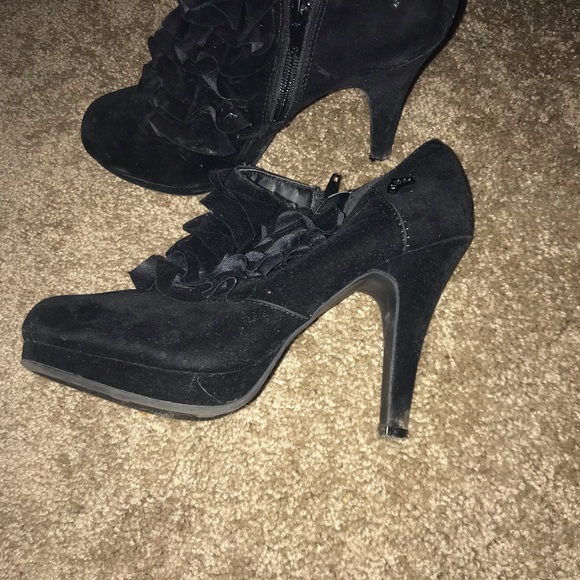 Blacks Ruffle Heels - Picture 4 of 7